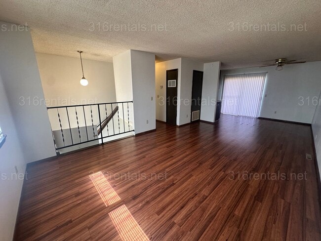 Building Photo - $875 - 2 bed 1.5 bath - Duplex within walking distance from Walmart