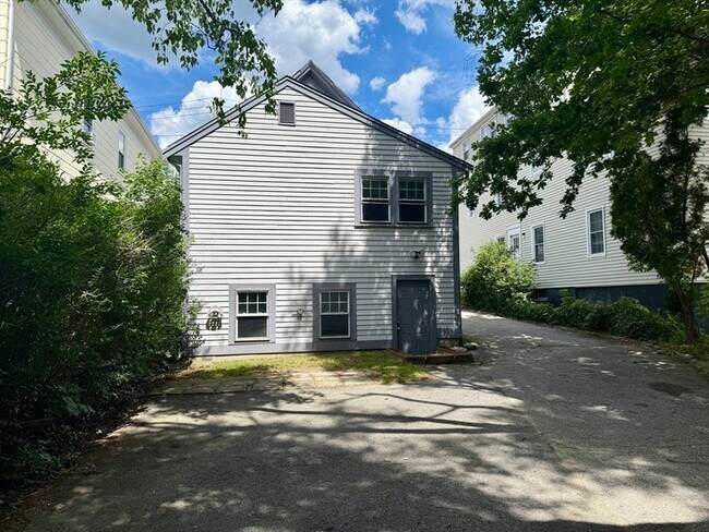 Building Photo - 10 Samoset St