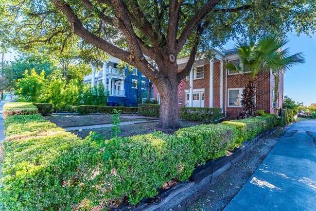 Building Photo - All Appliances, Washer & Dryer, Secure Building AND off street parking in Alta Vista!