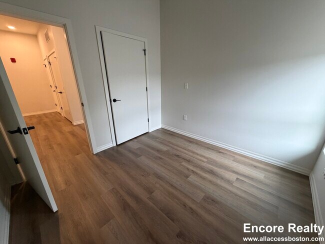 Building Photo - 5 Washington St