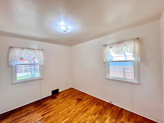 Building Photo - Cozy 2 bed 1 bath Home with Fenced Yard!