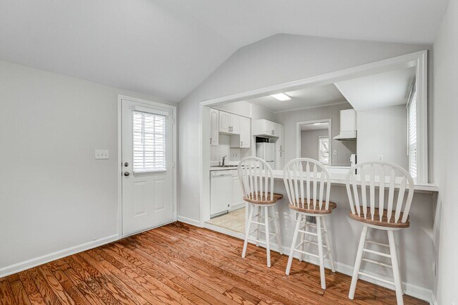 Building Photo - 2 Bed, 2 Bath in the Garden Homes neighborhood of Greensboro!