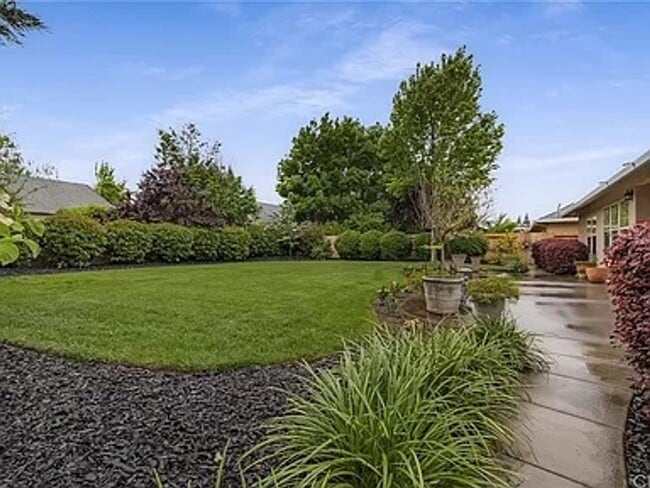 Building Photo - This fabulous 3bd/2ba plus office home sits on a large lot!