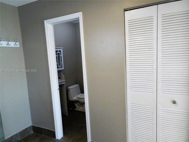 Building Photo - 422 SW 88th Pl