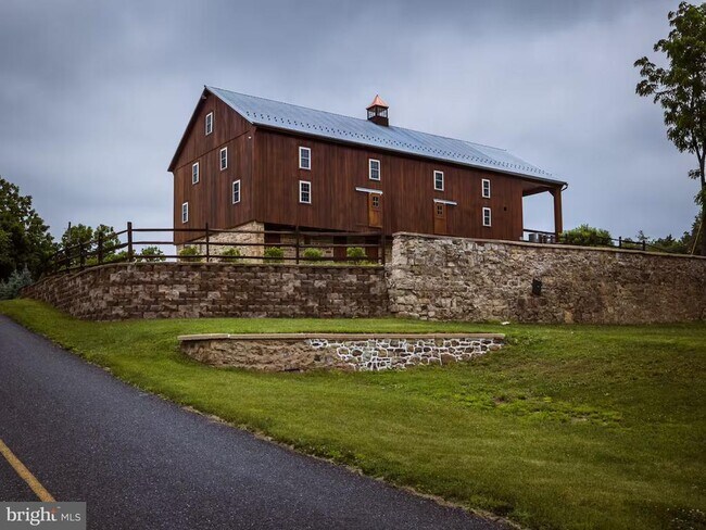 Building Photo - 284 Hickory Dr