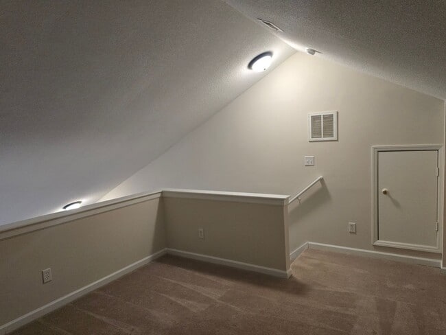 Building Photo - Super Cute Renovated End-Unit Loft Townhome in Arbor Creek!