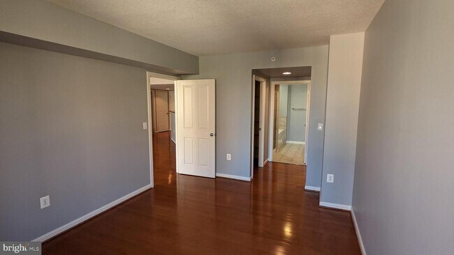 Building Photo - 2220 Fairfax Dr