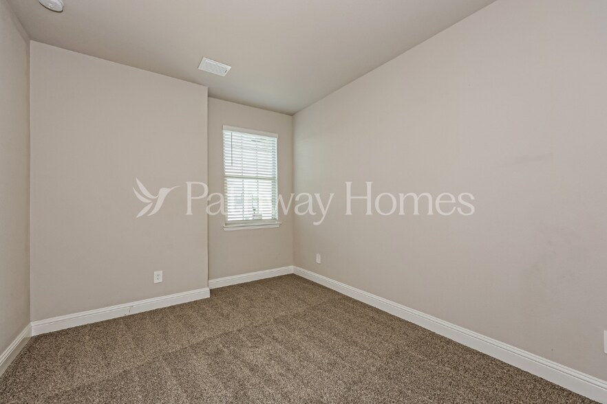 Building Photo - 838 Poppie Ln