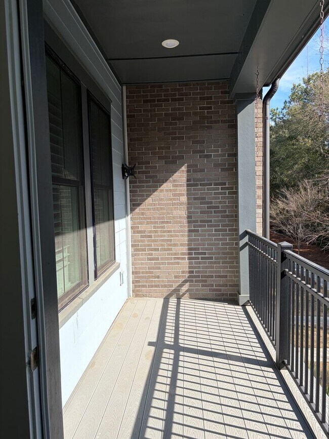 Building Photo - Midtown Townhouse