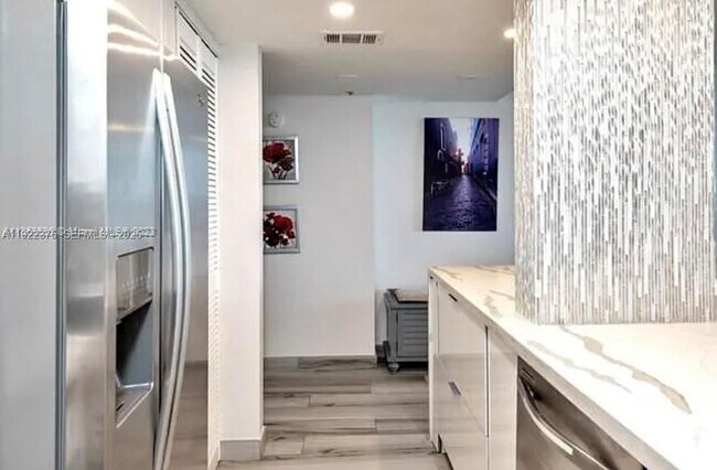 Building Photo - 1717 N Bayshore Dr