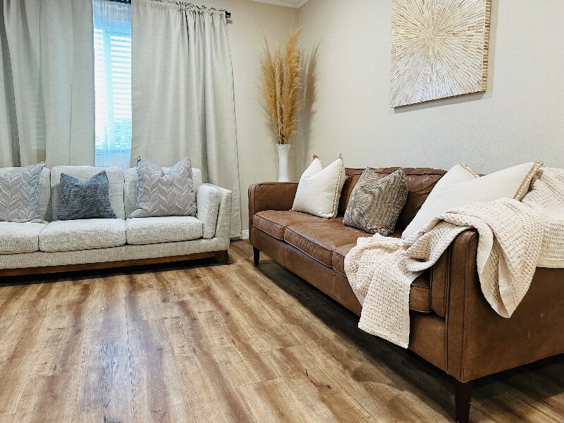 Building Photo - 1647 N Lake Ave