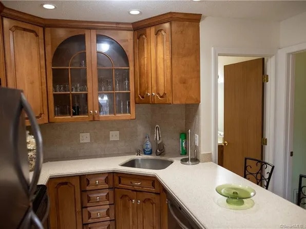 Building Photo - Meticulously maintained and updated end un...
