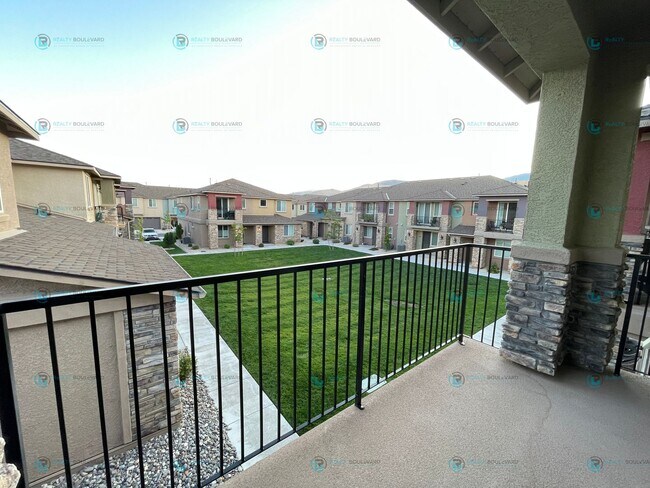 Building Photo - 3-Bedroom 2.5 Bathroom 2 car garage Condo in Carson City