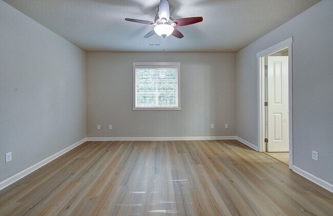 Building Photo - Charming 3 bd 2.5 ba Townhouse - Special! $500 OFF on December Move In!