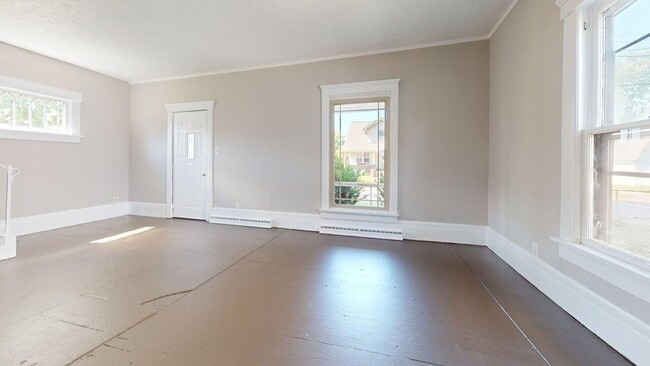 Building Photo - Beautiful 3 Bedroom 2 bathroom - Single Family Home