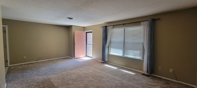 Building Photo - 3 bedroom 2 bath home