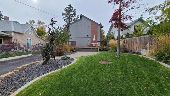 Building Photo - Centrally Located Townhouse – Near to South Perry, Quick Drive to Gonzaga!