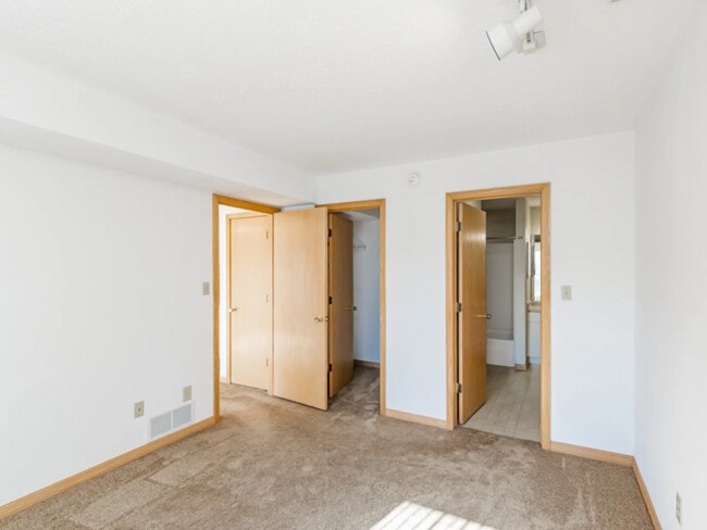 Building Photo - 501 Par Dr