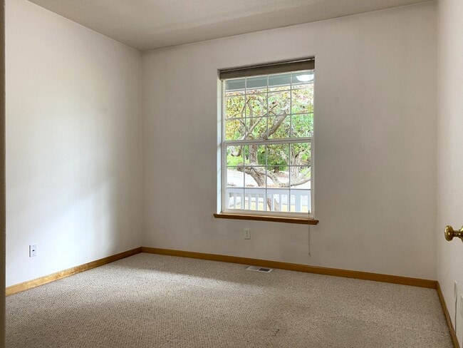 Building Photo - Private Hood River Home