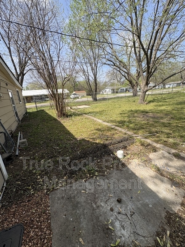 Building Photo - 730 W 8th St