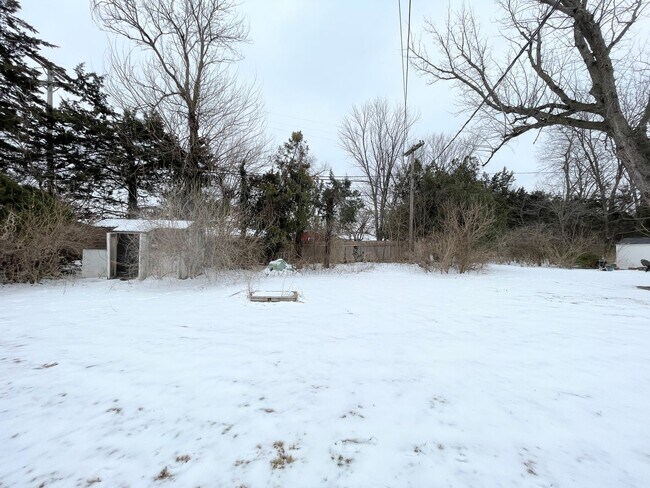 Building Photo - Spacious 2 bedroom home