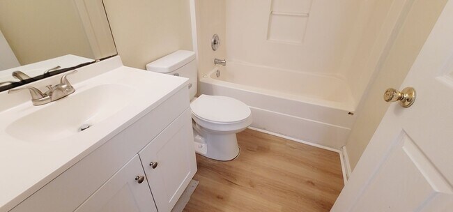 Building Photo - CLOSE TO CAMPUS 3/3 w/ Washer/Dryer, Lawn Maintenance Included, & More! $1875/month Avail startin...