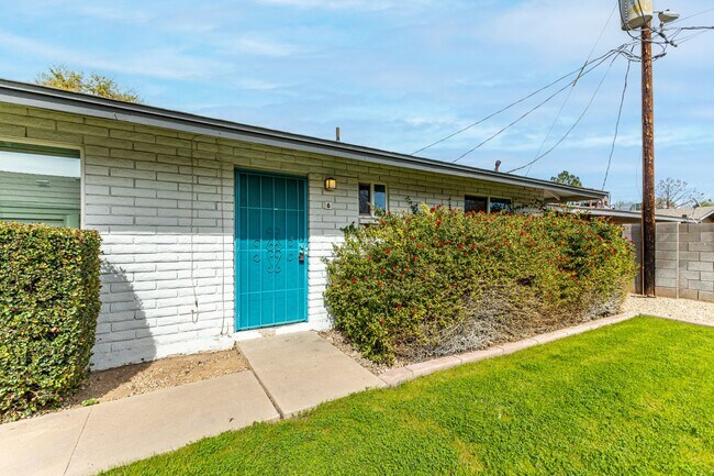 Interior Photo - Granada Gardens