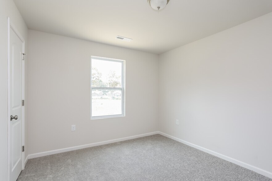 Building Photo - 2211 Samuel Ln