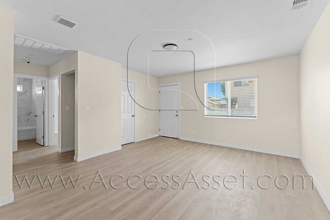Building Photo - 108 S Lindsay St