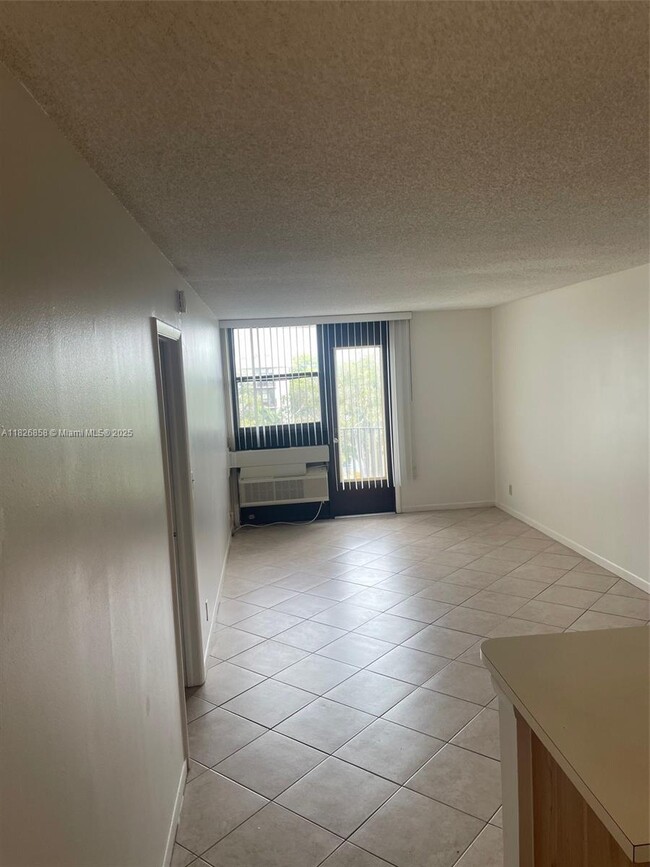 Building Photo - 2771 Riverside Dr