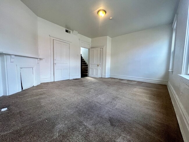 Building Photo - Large 3 BR in South Oakland! Covered Balcony! Close to Campus!