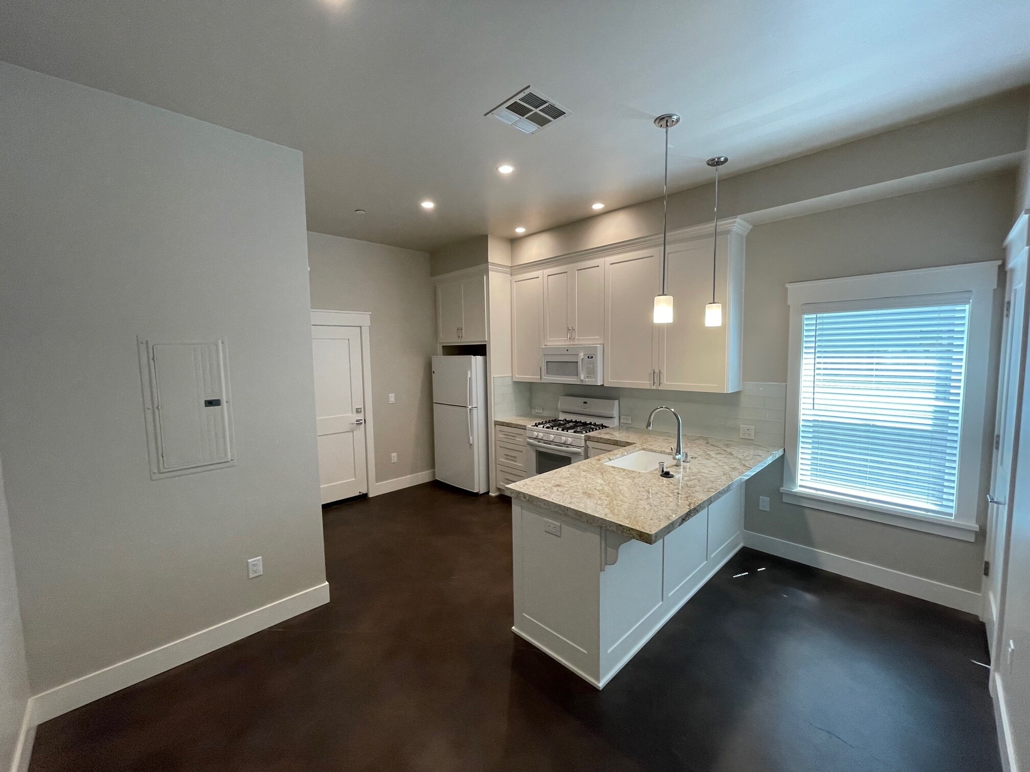 Building Photo - 2213 Q St