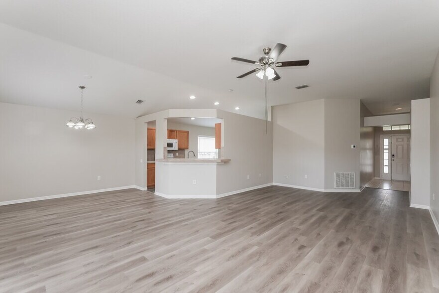 Building Photo - 926 Summer Breeze Dr