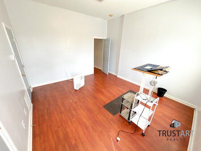 Building Photo - 8 bedroom house in North Central Philadelp...