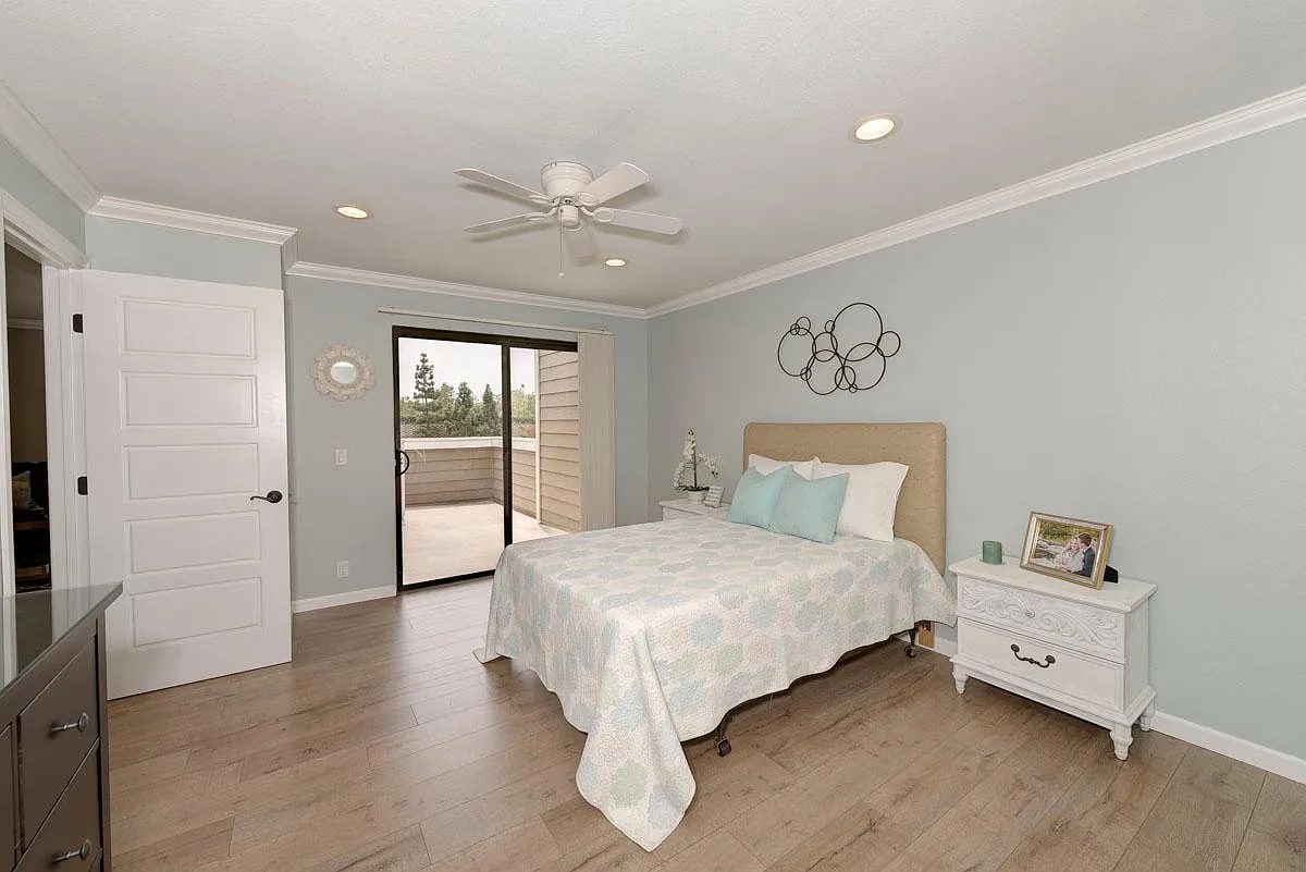 oversized primary bedroom - 14 Coventry Ln