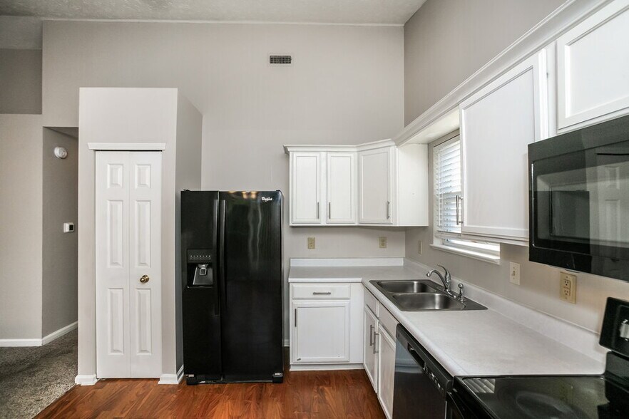 Building Photo - 5882 Glen Haven Blvd