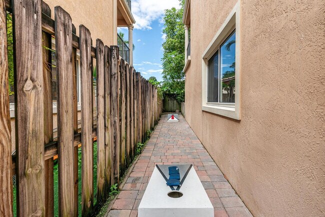 Building Photo - 1721 SW 23rd St