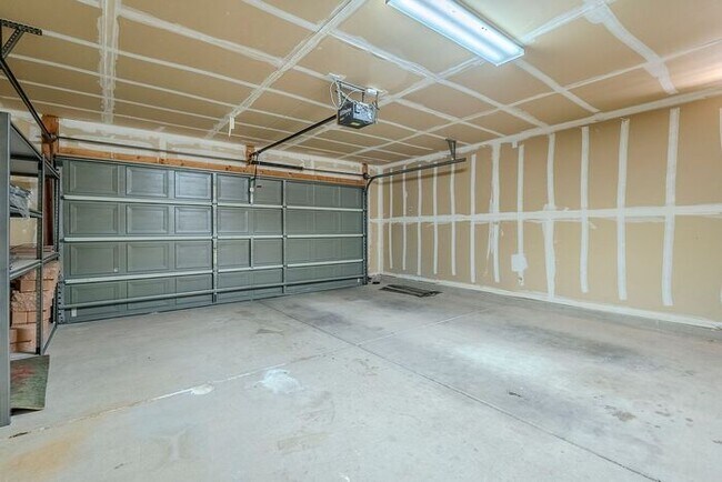 Building Photo - Pending/ Rented - Bright & Spacious 3-Bed ...