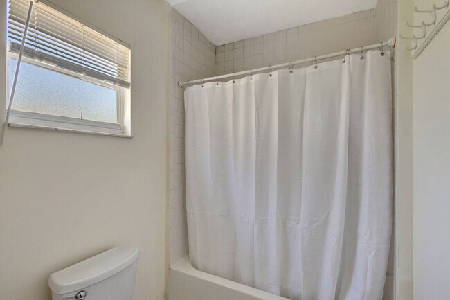 Building Photo - 521 28th St