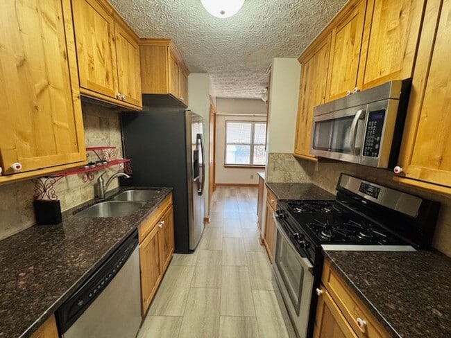 Building Photo - 105 N Lake Dr