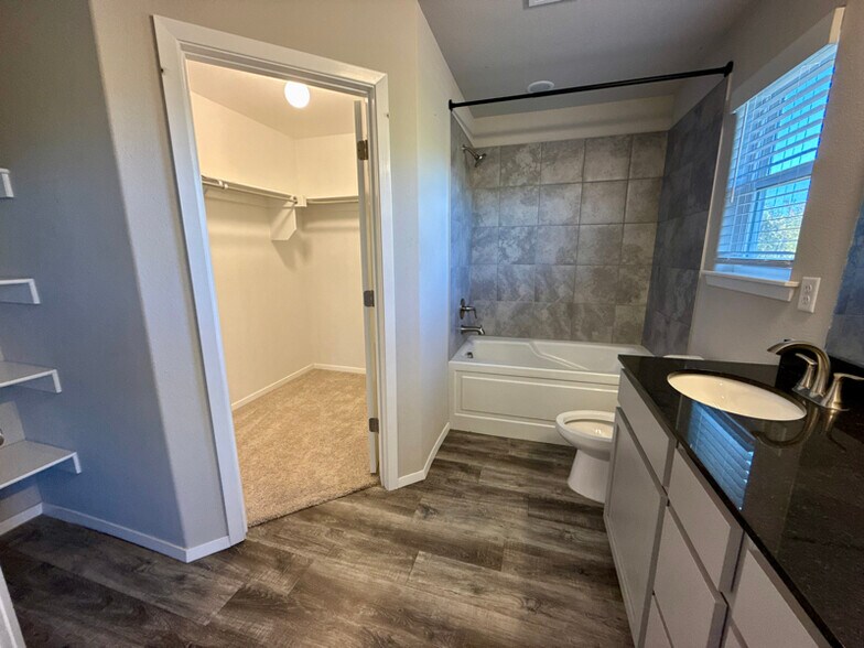 Building Photo - 530 Woodcreek Lp