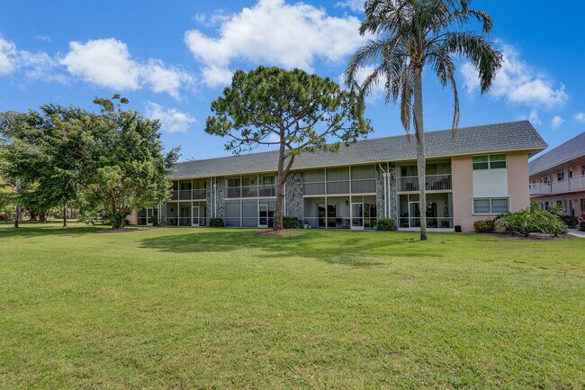 Building Photo - 18081 SE Country Club Dr
