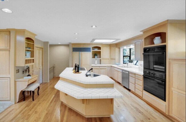 Building Photo - Beautiful and Quiet 3 bedroom 3 bath home ...