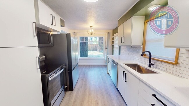 Building Photo - Newly Remodeled Home With Large Fenced Yar...