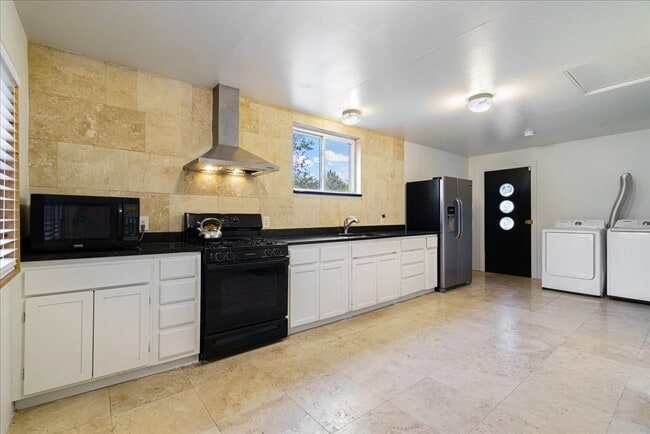 Building Photo - Amazing lot, this 2 bedroom home is updated and move in ready! A must see!