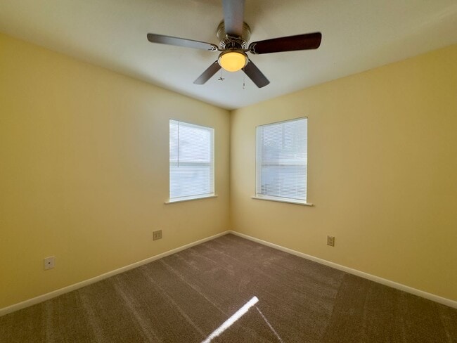 Building Photo - Charming Two Bedroom, One Bath Single Family Home Nestled in Leesburg FL!