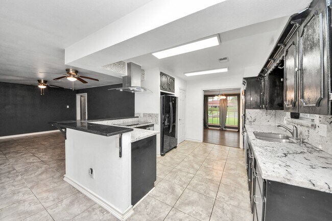 Building Photo - 5001 Glenhaven Dr