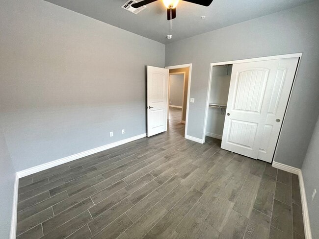 Building Photo - Beautiful 3 Bedroom Townhome Near Kingman Hospital!