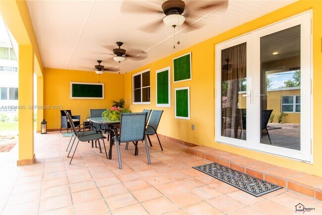 Building Photo - 985 SW 10th St