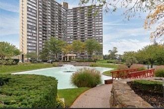 Building Photo - 1 Bay Club Dr